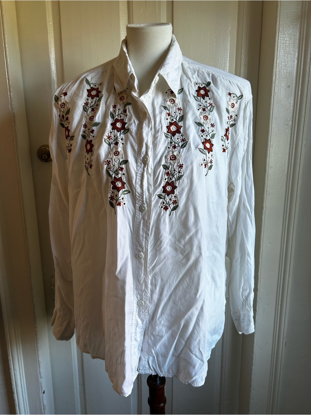 Vintage Andrew Sports White Floral Embroidered Button Front Shirt Medium